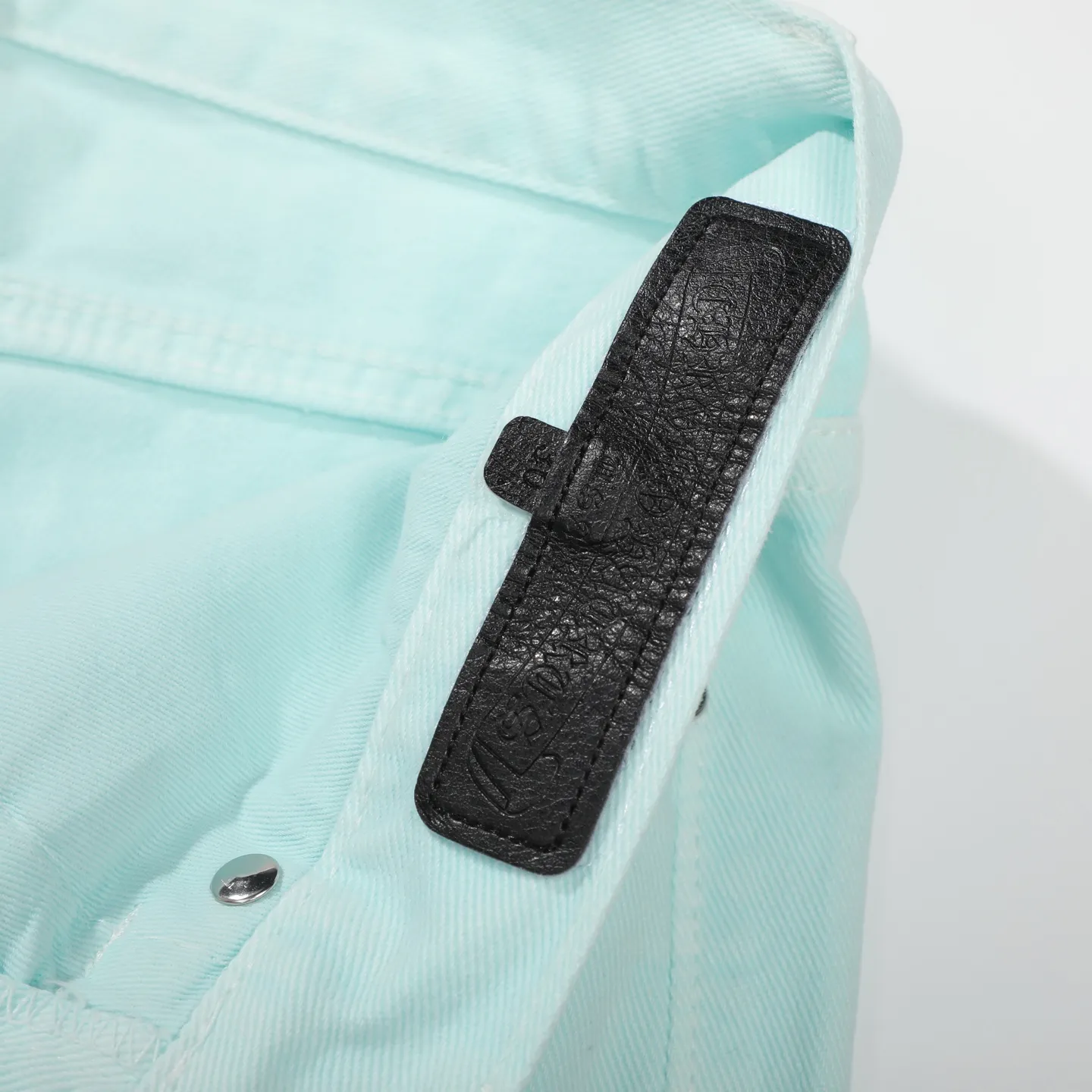 P260 Chrome Hearts light blue blue trousers, pink and blue patchwork leather couple's best friend jeans. CH jeans need to be washed and then disassembled and hand-stitched with sheepskin cross leather and then spliced ​​together. The whole piece has too many craftsmanship to explain. The patches are decorated with cross flowers, and the high-waisted washed jeans! ! Absolutely high-end luxury products, god-level single products and super popular products, made with top heavy industry, a must-see magic weapon. Customized hardware. The fabric is thick and soft after washing. It has good breathability. Customized small leather label. Unique design. The details are simple and elegant, and the workmanship is exquisite. The entire trousers are neatly routed and the details are in place! It’s so cool that both men and women can easily control the genderless trend! Color: Picture color Size: 28 30 32 34 36